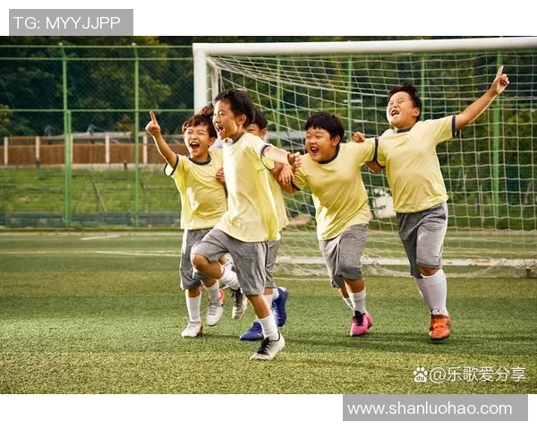 叶子在绿茵场上追逐梦想足球带来的欢笑与感动