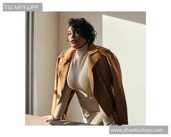 短发女主持人引领天下足球新风潮展现独特魅力与自信风范 短发女主持人引领天下足球新风潮展现独特魅力与自信风范